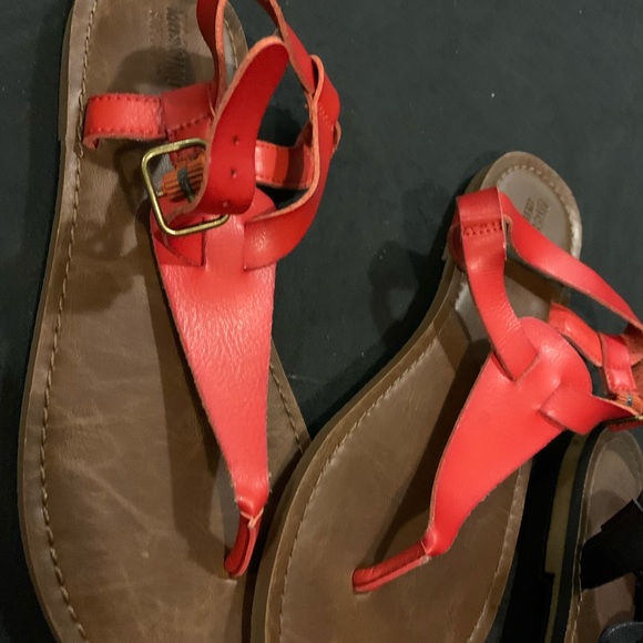 4 pairs of Mossimo sandals. Cute and comfy for walking and all day wear! - Picture 5 of 5